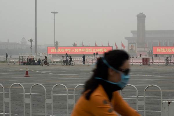 A côté de Sun Yat-Sen, le slogan dit "Célébrons chaleureusement les 60 ans de la fondation de la République Populaire de Chine"
